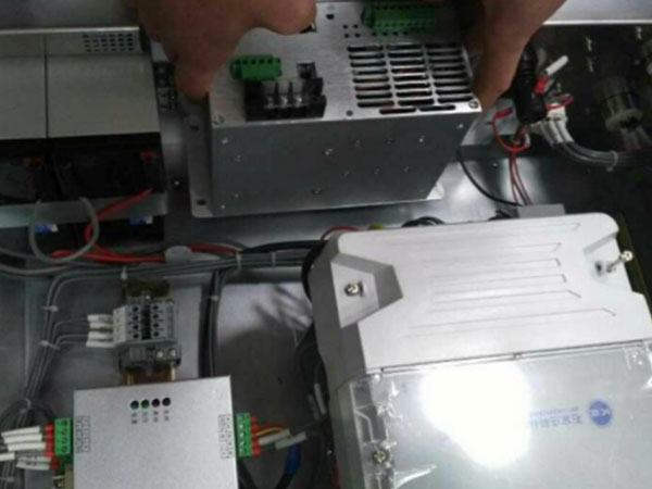 蓄電池智能在線養(yǎng)護(hù)終端